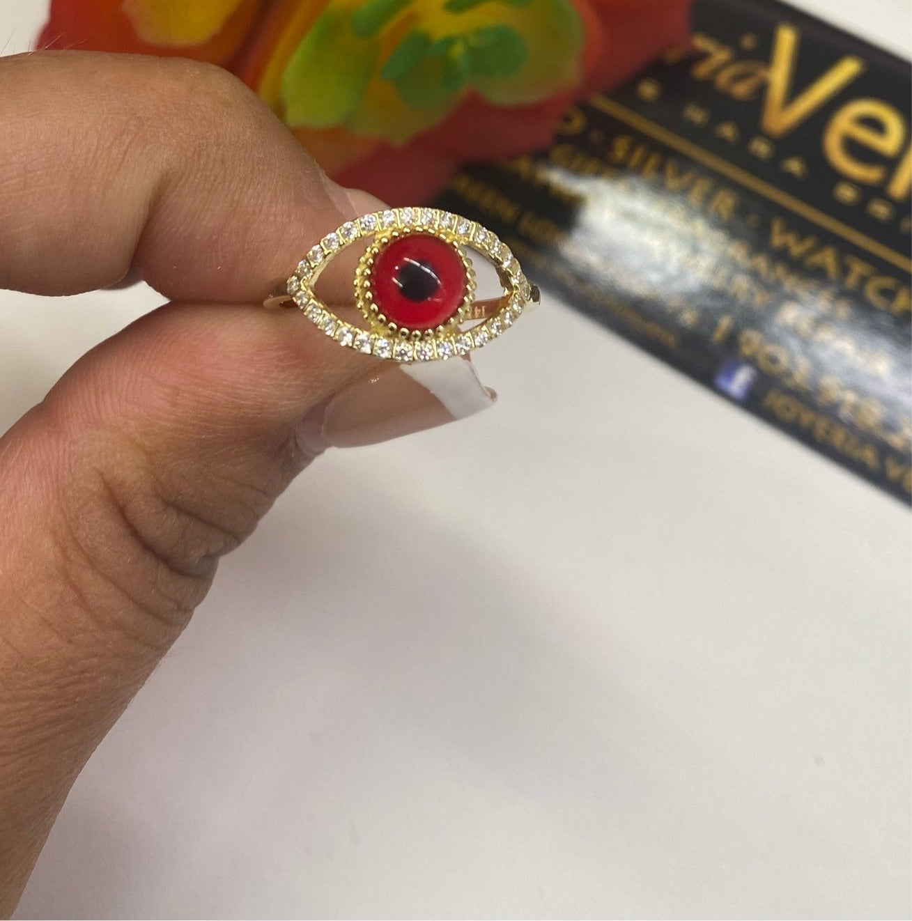 Anillo 14k de mal de ojo rojo.